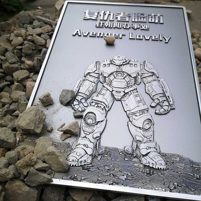 标牌的艺术 从铜牌到铝板，定制化导视与创意设计的融合